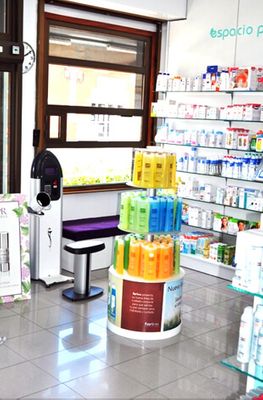 Farmacia Piñana productos farmacéuticos en repisa 